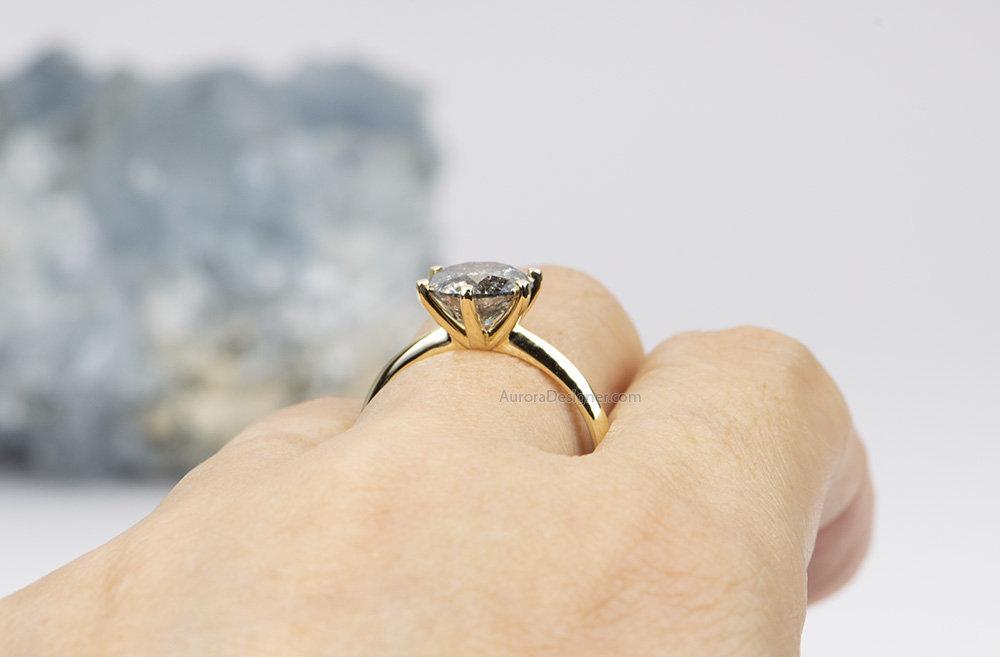How to Decide: Four Prongs versus Six Prongs for Your Engagement Ring